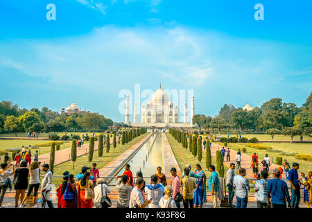 Agra, Indien - 20. September 2017: unbekannte Menschen zu Fuß und genießen Sie die herrliche Taj Mahal, ist ein Elfenbein - weißer Marmor mausoleum am südlichen Ufer des Yamuna Flusses in der indischen Stadt Agra, Uttar Pradesh Stockfoto