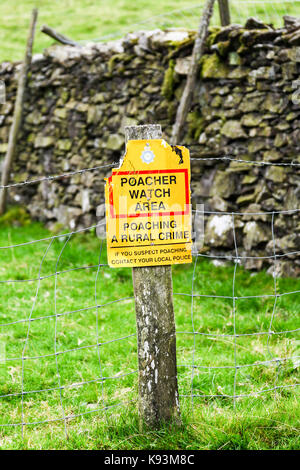Ein Schild Wilderer beobachten, die wilderei einer ländlichen Kriminalität, England, Großbritannien Stockfoto