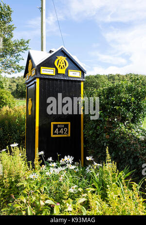 Einen schönen alten Stil Automobilclub AA Telefon Kasten Nr. 442 in einem Layby in der nähe von Aysgarth auf die A684 North Yorkshire England Vereinigtes Königreich Großbritannien Stockfoto