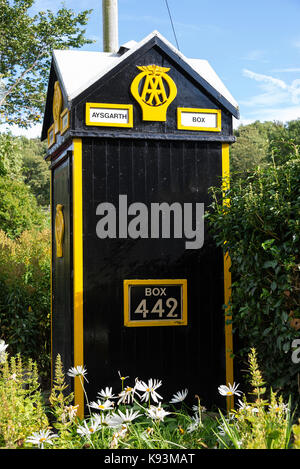 Einen schönen alten Stil Automobilclub AA Telefon Kasten Nr. 442 in einem Layby in der nähe von Aysgarth auf die A684 North Yorkshire England Vereinigtes Königreich Großbritannien Stockfoto