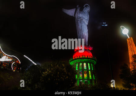 QUITO, ECUADOR - August 8, 2014: La Virgen de El Panecillo Statue im Zentrum der Stadt bei Nacht Blick fotografiert von unten mit einem hellen Licht, rot Stockfoto