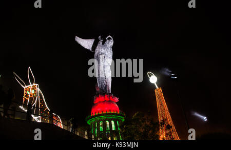 QUITO, ECUADOR - August 8, 2014: La Virgen de El Panecillo Statue im Zentrum der Stadt bei Nacht Quito fotografiert ist ein UNESCO Weltkulturerbe Stockfoto