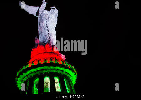 QUITO, ECUADOR - August 8, 2014: La Virgen de El Panecillo Statue im Zentrum der Stadt bei Nacht Blick fotografiert von unten mit einem hellen Licht, rot Stockfoto