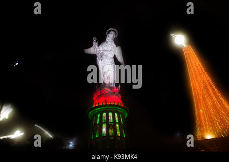 QUITO, ECUADOR - August 8, 2014: La Virgen de El Panecillo Statue im Zentrum der Stadt bei Nacht Quito fotografiert ist ein UNESCO Weltkulturerbe Stockfoto