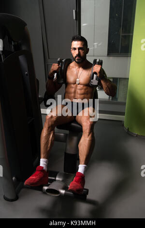 Mann, die Bauchmuskeln trainieren auf der Maschine In einem Fitness Club Stockfoto