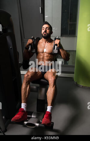 Mann, die Bauchmuskeln trainieren auf der Maschine In einem Fitness Club Stockfoto