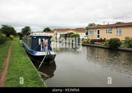 Emma Maye günstig in Hatherton 4.9.17. Die schmalen Boot "Emma Maye" ist auf dem leinpfad am Kanal gegenüber einer Entwicklung der Park Homes vertäut. Stockfoto