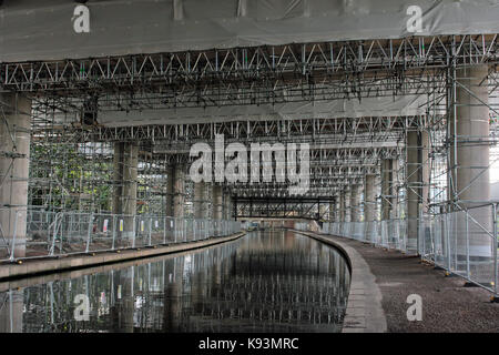 Ein Labyrinth von Gerüsten hat über die Birmingham canal Navigationen alten Hauptleitung unter M 5 Oldbury Viadukt für die Instandsetzung der Straße installiert worden. Stockfoto