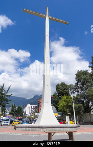 Quito, Ecuador, Oktober 14-2015: Dieses Kreuz ist in La Carolina Park entfernt und es war für die päpste Besuch in Quito 1982 gebaut. Stockfoto