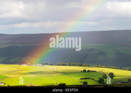 Schönen Regenbogen im Moor in Yorkshire Dales National Park in der Nähe von Coldstones Cut Pateley Bridge North Yorkshire England Vereinigtes Königreich Großbritannien Stockfoto