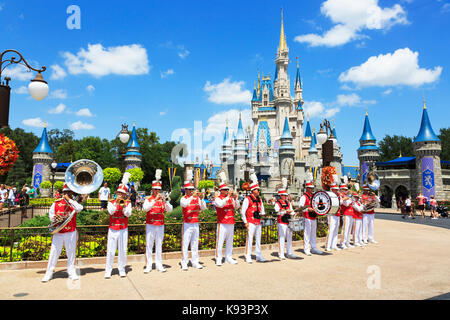 Band spielen für die Öffentlichkeit außerhalb der Märchenschloss in Magic Kingdom, Orlando, Florida, USA Stockfoto