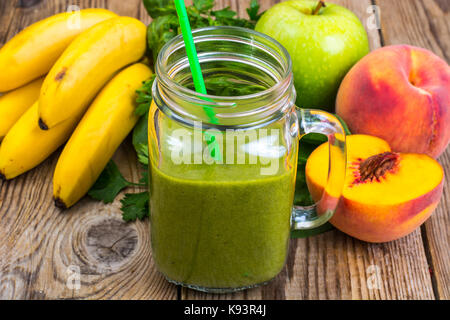 Frisch blended green Smoothie in Glas Glas auf Holz- Hintergrund. Studio Foto Stockfoto