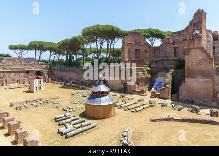 Da Duchamp ein cattelan. Arte Contemporanea sul Palatino (von Duchamp Cattelan. Zeitgenössische Kunst im Palatin) Rom, Italien Stockfoto