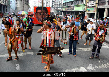 Cebu City, Philippinen. 21 Sep, 2017. Tausende von multi-sektoralen Gruppen und indigene Völker Protest in Mendiola zum Aufruf der Militarisierung in ihren Gemeinschaften zu stoppen und das Kriegsrecht in Mindanao während der Feier der 45. Jahrestag des Kriegsrechts in Manila City on Sept. 21, 2017. Die Demonstranten fordern auch die Regierung die außergerichtliche Tötung zu stoppen. CreditGregorio B. Dantes jr./Pacific Press/Alamy leben Nachrichten Stockfoto