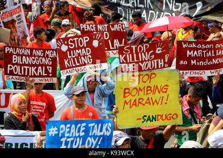 Cebu City, Philippinen. 21 Sep, 2017. Tausende von multi-sektoralen Gruppen und indigene Völker Protest in Mendiola zum Aufruf der Militarisierung in ihren Gemeinschaften zu stoppen und das Kriegsrecht in Mindanao während der Feier der 45. Jahrestag des Kriegsrechts in Manila City on Sept. 21, 2017. Die Demonstranten fordern auch die Regierung die außergerichtliche Tötung zu stoppen. CreditGregorio B. Dantes jr./Pacific Press/Alamy leben Nachrichten Stockfoto