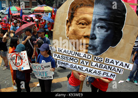 Cebu City, Philippinen. 21 Sep, 2017. Tausende von multi-sektoralen Gruppen und indigene Völker Protest in Mendiola zum Aufruf der Militarisierung in ihren Gemeinschaften zu stoppen und das Kriegsrecht in Mindanao während der Feier der 45. Jahrestag des Kriegsrechts in Manila City on Sept. 21, 2017. Die Demonstranten fordern auch die Regierung die außergerichtliche Tötung zu stoppen. CreditGregorio B. Dantes jr./Pacific Press/Alamy leben Nachrichten Stockfoto