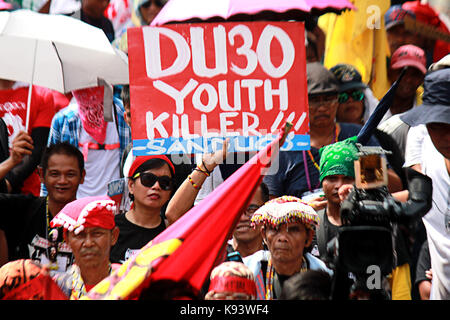 Cebu City, Philippinen. 21 Sep, 2017. Tausende von multi-sektoralen Gruppen und indigene Völker Protest in Mendiola zum Aufruf der Militarisierung in ihren Gemeinschaften zu stoppen und das Kriegsrecht in Mindanao während der Feier der 45. Jahrestag des Kriegsrechts in Manila City on Sept. 21, 2017. Die Demonstranten fordern auch die Regierung die außergerichtliche Tötung zu stoppen. CreditGregorio B. Dantes jr./Pacific Press/Alamy leben Nachrichten Stockfoto