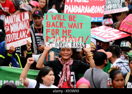 Cebu City, Philippinen. 21 Sep, 2017. Tausende von multi-sektoralen Gruppen und indigene Völker Protest in Mendiola zum Aufruf der Militarisierung in ihren Gemeinschaften zu stoppen und das Kriegsrecht in Mindanao während der Feier der 45. Jahrestag des Kriegsrechts in Manila City on Sept. 21, 2017. Die Demonstranten fordern auch die Regierung die außergerichtliche Tötung zu stoppen. CreditGregorio B. Dantes jr./Pacific Press/Alamy leben Nachrichten Stockfoto