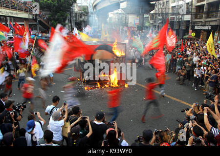 Cebu City, Philippinen. 21 Sep, 2017. Tausende von multi-sektoralen Gruppen brannte das Bildnis von Pres Roa Rodrigo Duterte "Dutertecubes", die Gesichter der Präsidenten, die durch Ugat Lahi Artist Gruppe während der Feier der 45. Jahrestag des Kriegsrechts in Manila City an Sept. 21, 2017 vorgenommen wurde. Die Demonstranten fordern auch die Regierung die außergerichtliche Tötung zu stoppen. CreditGregorio B. Dantes jr./Pacific Press/Alamy leben Nachrichten Stockfoto