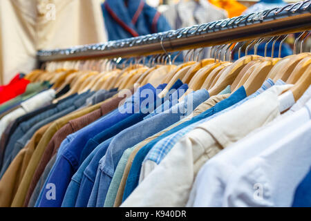 Schiene des Second-Hand-Kleidung auf Anzeige an Old Spitalfields Market in London. Stockfoto