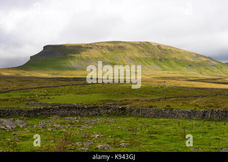 Pen-yGhent in der Nähe von Horton in Ribblesdale Yorkshire Dales National Park Yorkshire England Vereinigtes Königreich Großbritannien Stockfoto