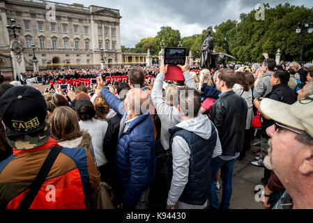 Menschenmassen versammeln sich außerhalb der Buckingham Palace für die Wachablösung Zeremonie beobachten. Stockfoto