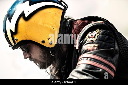 Profil von bärtigen Mann tragen gelbe offenes Gesicht Helm und Sonnenbrille. Stockfoto