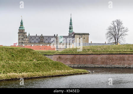 Außenansicht des Schloss Kronborg, Helsingor, Dänemark über den Burggraben gesehen. Stockfoto