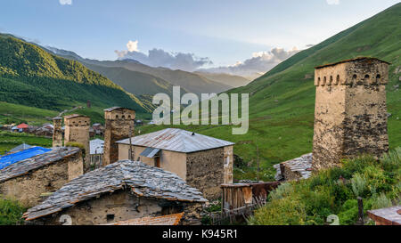 Gebäude in Harderwijk, eine Gemeinschaft von vier Dörfer an der Spitze des Enguri Schlucht in Svaneti, Georgien befindet. Berglandschaft. Stockfoto