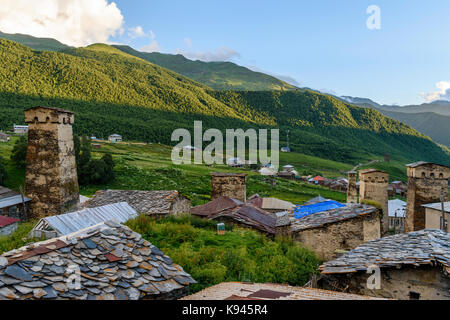 Gebäude in Harderwijk, eine Gemeinschaft von vier Dörfer an der Spitze des Enguri Schlucht in Svaneti, Georgien befindet. Berglandschaft. Stockfoto