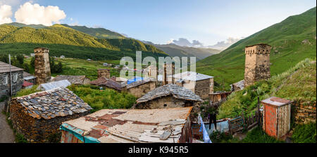 Gebäude in Harderwijk, eine Gemeinschaft von vier Dörfer an der Spitze des Enguri Schlucht in Svaneti, Georgien befindet. Berglandschaft. Stockfoto