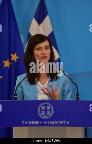 Athen, Griechenland. 21 Sep, 2017. Die EU-Kommissarin für die Digitale Wirtschaft und Gesellschaft, Mariya Gabriel während ihrer Rede. Credit: Dimitrios Karvountzis/Pacific Press/Alamy leben Nachrichten Stockfoto