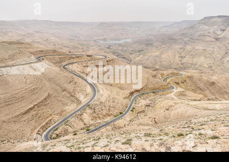 Luftaufnahme von Country Road schlängelt sich durch die jordanische Wüste Wüste, Jordanien. Stockfoto