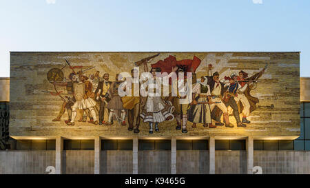 Wandbild über dem Eingang an der National History Museum von Albanien, von einem Kollektiv von fünf albanische Künstler in Tirana, Albanien. Stockfoto