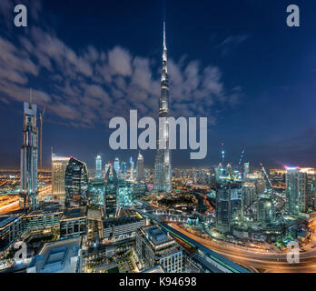 Das Stadtbild von Dubai, Vereinigte Arabische Emirate bei Dämmerung, mit dem Burj Dubai Wolkenkratzer und beleuchteten Gebäuden im Zentrum. Stockfoto