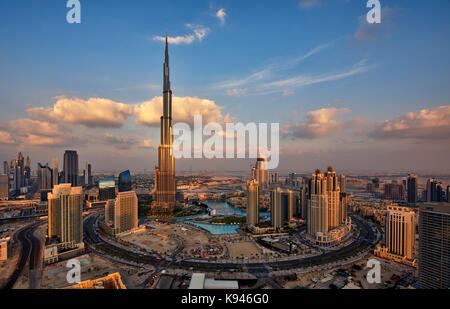 Das Stadtbild von Dubai, Vereinigte Arabische Emirate, mit dem Burj Khalifa, Wolkenkratzer und andere Gebäude im Vordergrund. Stockfoto