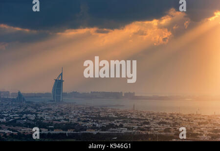 Das Stadtbild von Dubai, Vereinigte Arabische Emirate bei Dämmerung mit dem Burj al Arab Wolkenkratzer in der Ferne. Stockfoto