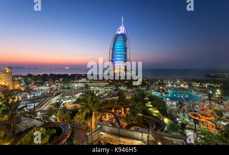 Blick auf den beleuchteten Wolkenkratzer Burj al Arab in Dubai, Vereinigte Arabische Emirate bei Dämmerung. Stockfoto