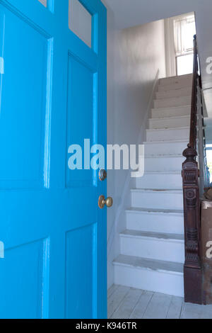 Eine Treppe vor einer Tür, die als schlechtes Feng Shui zu sein, weil gute Energie entweicht direkt vor dem Eingang. Stockfoto