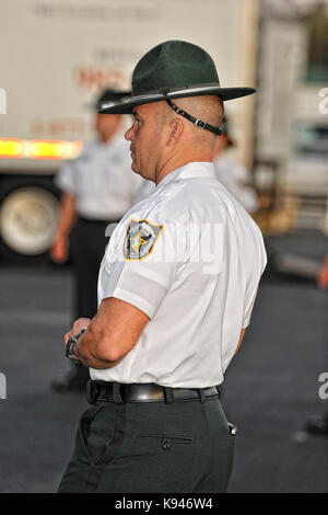 Drill Instructor mit der Hillsborough County Sheriff's Office, Tampa, Florida über eine neue Akademie Klasse während der ersten Phase der Ausbildung Uhren. Stockfoto