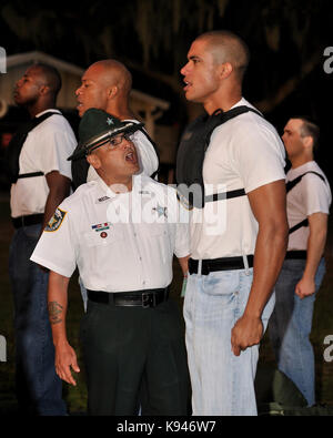 Stellvertretende drill instructor Sheriff motiviert eine polizeiakademie Klasse Kadett in der ersten Phase der Schulung im Bereich Strafverfolgung. Florida USA. Stockfoto