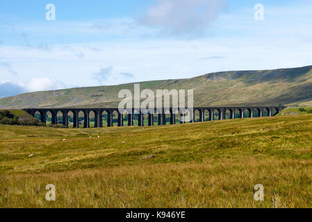 Die ribblehead Viadukt Durchführung Settle Carlisle Railway über Batty Moss bei Ribblehead North Yorkshire England Vereinigtes Königreich Großbritannien Stockfoto