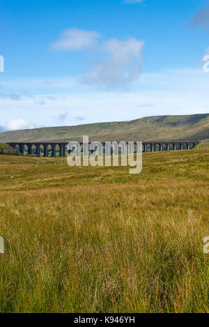 Die ribblehead Viadukt Durchführung Settle Carlisle Railway über Batty Moss bei Ribblehead North Yorkshire England Vereinigtes Königreich Großbritannien Stockfoto