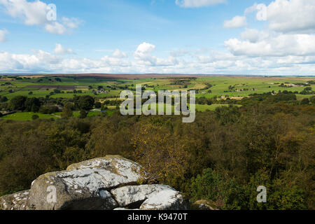 Aussicht auf die wunderschönen Yorkshire Landschaft von Brimham Rocks Summerbridge North Yorkshire England Vereinigtes Königreich Großbritannien Stockfoto