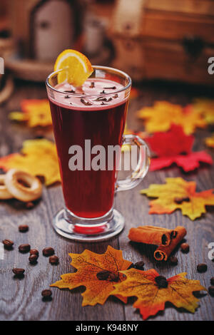 Traditionelle Glühwein mit Gewürzen, Zimt und Zitrone. Stockfoto