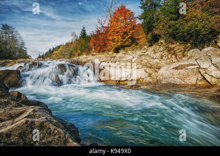 Eine steinerne Fluss mit einem stürmischen Strom. Die natürlichen und Wasserlauf. Herbst Urlaub in den Bergen Stockfoto