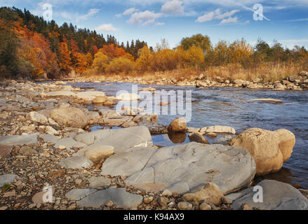 Ruhig steinigen Bergfluss im Spätherbst Stockfoto