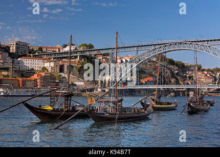 Hafen Boote und Dom Luis I Brücke Fluss Douro Porto Portugal Stockfoto