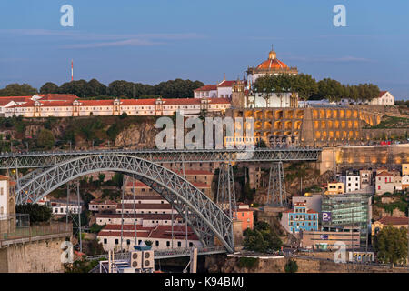 Blick auf die stadt Mosteiro da Serra do Pilar und Dom Luis I Brücke Porto Portugal Stockfoto