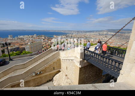 Der Blick auf den Alten Hafen von Notre Dame de la Garde, Marseille, Provence, Südfrankreich Stockfoto